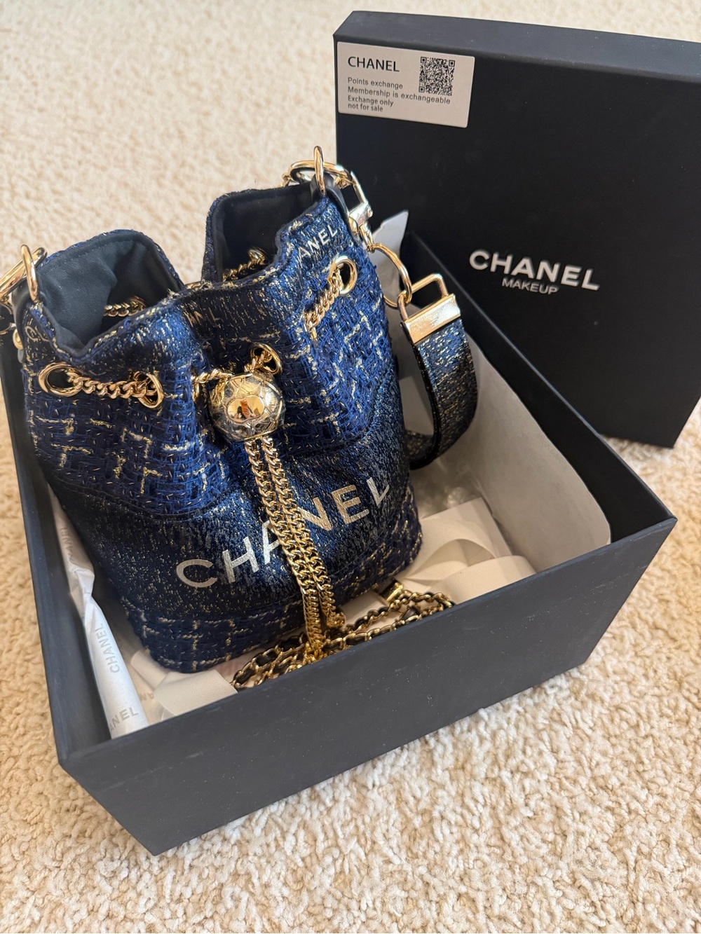 CHANEL Blue Tweed Drawstring Crossbody Bag with Gold Hardware - Picture 4 of 6